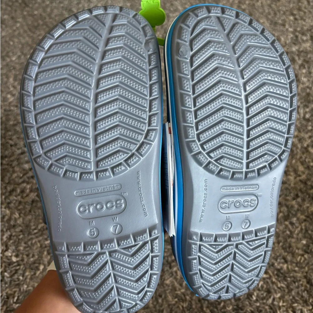 New Crocs Size M5/W7 Grey & Blue - Picture 2 of 5